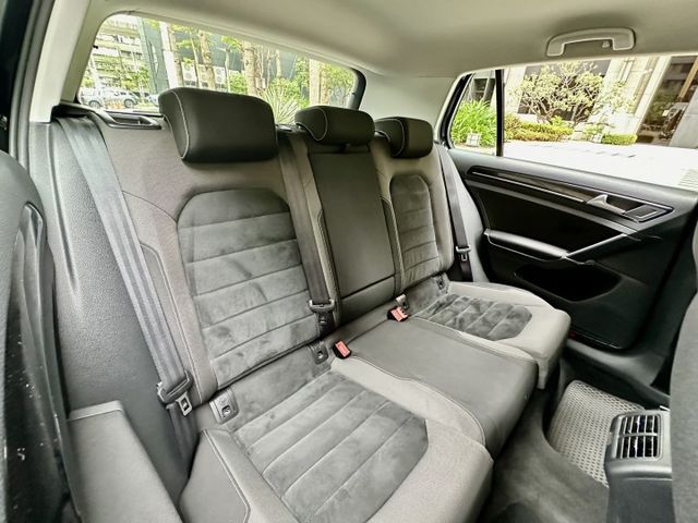 ✓1.4 TSI ✓五門渦輪小鋼炮 ✓電子手煞車 ✓AUTOHOLD ✓怠速熄火 ✓電動收納後照鏡  第8張相片