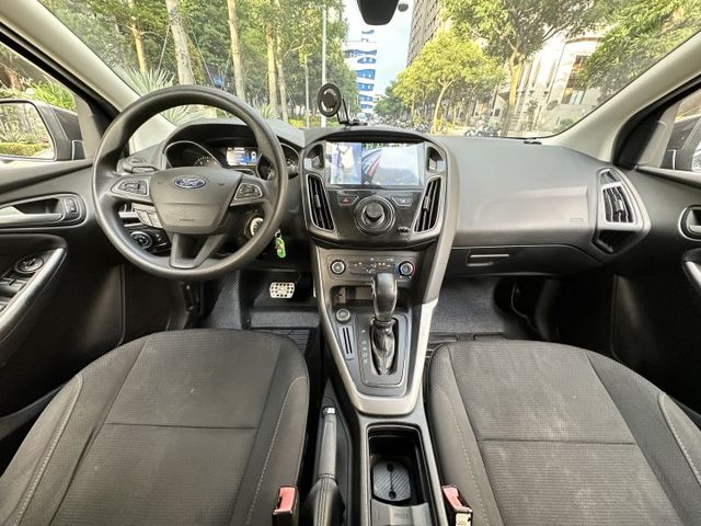 ✓經典福特熱銷車款 ✓外改電動尾門超方便 ✓倒車環景影像幫你改好了  第10張相片