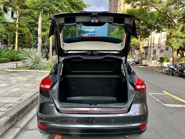 ✓經典福特熱銷車款 ✓外改電動尾門超方便 ✓倒車環景影像幫你改好了  第19張相片