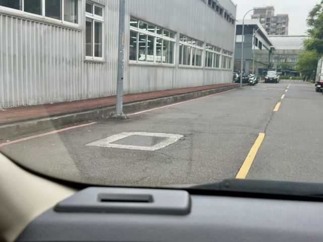 ✓後座大空間 ✓雙前座氣囊 ✓倒車雷達 ✓後霧燈 ✓雙前座護頸頭枕  第13張相片