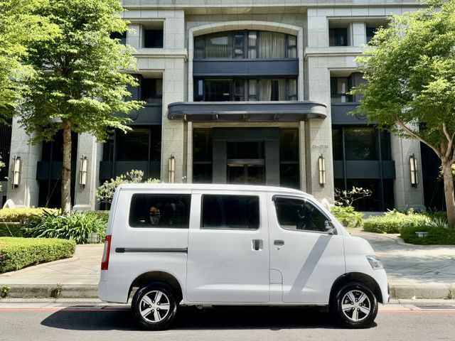 ✓一手車 ✓適合露營車宿 ✓也可商用 ✓只跑一萬 低里程 ✓定期保養 ✓原廠保固中 ✓媲美貨車空間 ✓原廠carplay  第3張相片