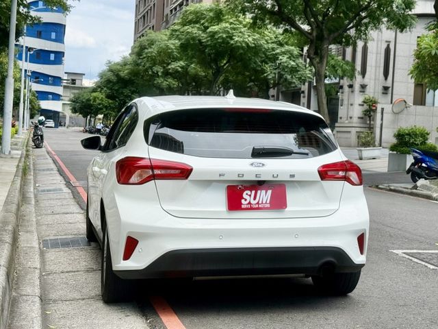✓17.3 km/L一級油耗表現 ✓斜坡起步輔助 ✓胎壓監控 ✓循跡防滑控制系統 ✓便利定速 ✓LED日行燈  第18張相片