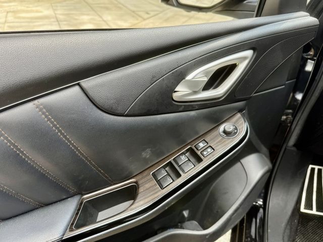 ✓渦輪大馬力 ✓電動天窗 ✓胎壓監控 ✓環景影像系統 ✓循跡防滑 ✓斜坡起步輔助  第11張相片