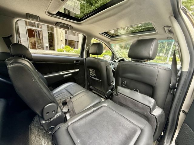 ✓第三排座椅 ✓後座平整化 ✓雙天窗 ✓電動椅 ✓倒車顯影 ✓循跡防滑 ✓恆溫空調  第8張相片