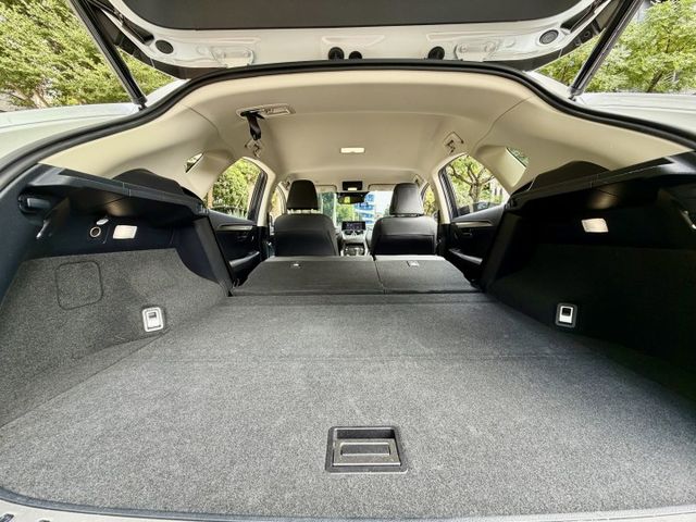 ✓日系休旅 ✓菁英plus版 ✓安全加倍！8氣囊 ✓ACC主動式巡航系統 ✓電尾門 ✓盲點偵測 ✓胎壓監控 ✓LED頭燈  第19張相片