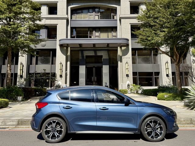 ✓ACC主動跟車 ✓AEB自動緊急煞車 ✓胎壓監控 ✓LED主動轉向頭燈 ✓HUD抬頭顯示器 ✓電動腰靠  第3張相片