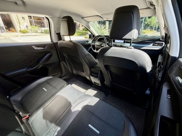 ✓ACC主動跟車 ✓AEB自動緊急煞車 ✓胎壓監控 ✓LED主動轉向頭燈 ✓HUD抬頭顯示器 ✓電動腰靠  第7張相片