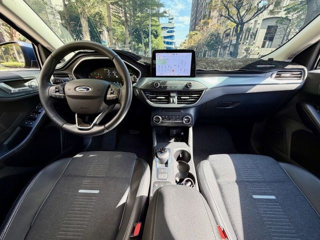 ✓ACC主動跟車 ✓AEB自動緊急煞車 ✓胎壓監控 ✓LED主動轉向頭燈 ✓HUD抬頭顯示器 ✓電動腰靠  第14張相片