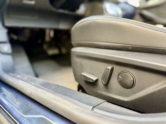 ✓ACC主動跟車 ✓AEB自動緊急煞車 ✓胎壓監控 ✓LED主動轉向頭燈 ✓HUD抬頭顯示器 ✓電動腰靠  第15張相片