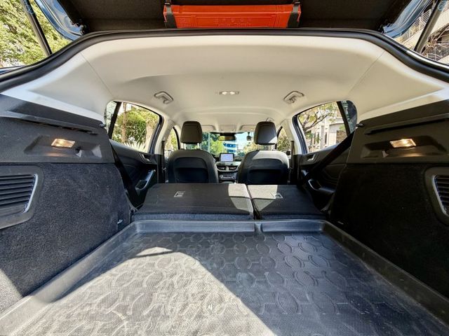 ✓ACC主動跟車 ✓AEB自動緊急煞車 ✓胎壓監控 ✓LED主動轉向頭燈 ✓HUD抬頭顯示器 ✓電動腰靠  第19張相片