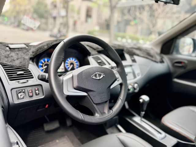 ✓斜坡起步輔助 ✓盲點偵測系統 ✓ABS ✓車道偏離警示系統 ✓胎壓監控 ✓TCS防滑  第5張相片