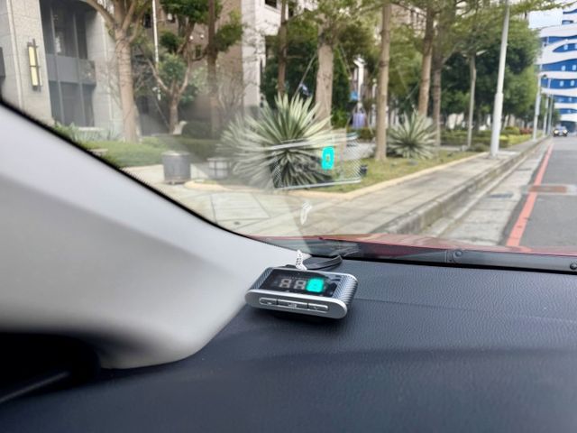 ✓Z版 ✓低里程 一年不到一萬公里 ✓換檔撥片 ✓LED頭燈 ✓空力套件 ✓循跡防滑 ✓定速  第13張相片