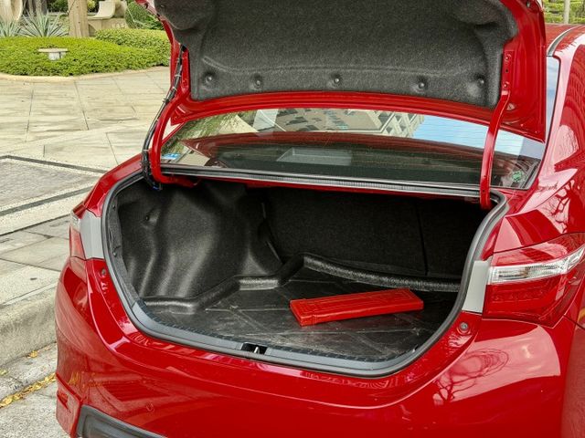 ✓Z版 ✓低里程 一年不到一萬公里 ✓換檔撥片 ✓LED頭燈 ✓空力套件 ✓循跡防滑 ✓定速  第19張相片