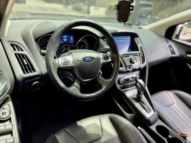 ✓四門代步車 ✓盲點偵測 ✓循跡防滑 ✓斜坡起步輔助 ✓定速 ✓ABS ✓感應頭燈 ✓倒車雷達  第4張相片