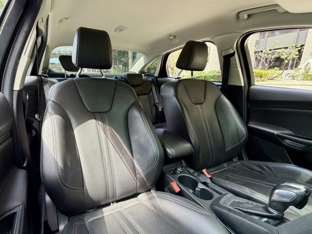 ✓四門代步車 ✓盲點偵測 ✓循跡防滑 ✓斜坡起步輔助 ✓定速 ✓ABS ✓感應頭燈 ✓倒車雷達  第5張相片