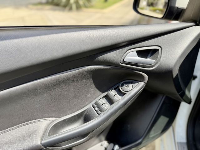 ✓四門代步車 ✓盲點偵測 ✓循跡防滑 ✓斜坡起步輔助 ✓定速 ✓ABS ✓感應頭燈 ✓倒車雷達  第11張相片