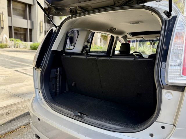 ✓七人座 ✓一家老小出遊好選擇 ✓側滑門方便上下車 ✓妥善率高 ✓三排座椅 ✓日系空間收納 ✓天窗 ✓電動座椅  第18張相片