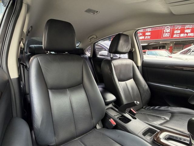 ✓史上最強中大型房車 ✓舒適座椅 ✓免鑰匙啟動 ✓定速 ✓電動折疊後視鏡 ✓光感應自動頭燈 ✓後座出風口  第9張相片