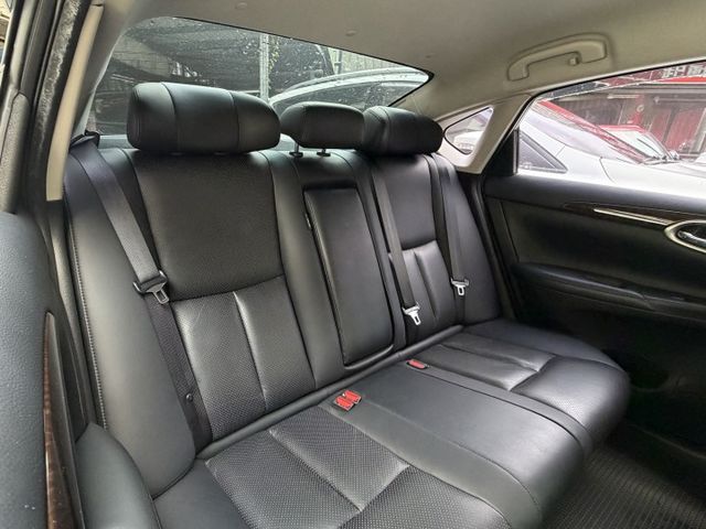 ✓史上最強中大型房車 ✓舒適座椅 ✓免鑰匙啟動 ✓定速 ✓電動折疊後視鏡 ✓光感應自動頭燈 ✓後座出風口  第10張相片