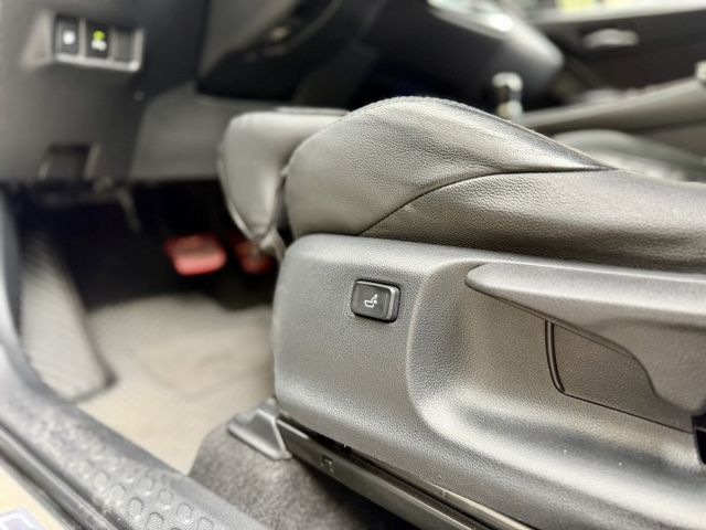 ✓AWD尊爵版 ✓雙前座電熱椅 ✓1.2超低稅金 ✓IKEY免鑰 ✓胎壓監控 ✓斜坡起步輔助 ✓電動座椅  第13張相片