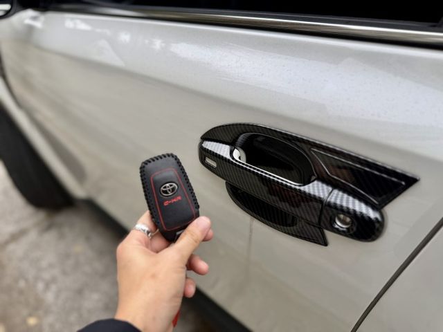 ✓AWD尊爵版 ✓雙前座電熱椅 ✓1.2超低稅金 ✓IKEY免鑰 ✓胎壓監控 ✓斜坡起步輔助 ✓電動座椅  第14張相片