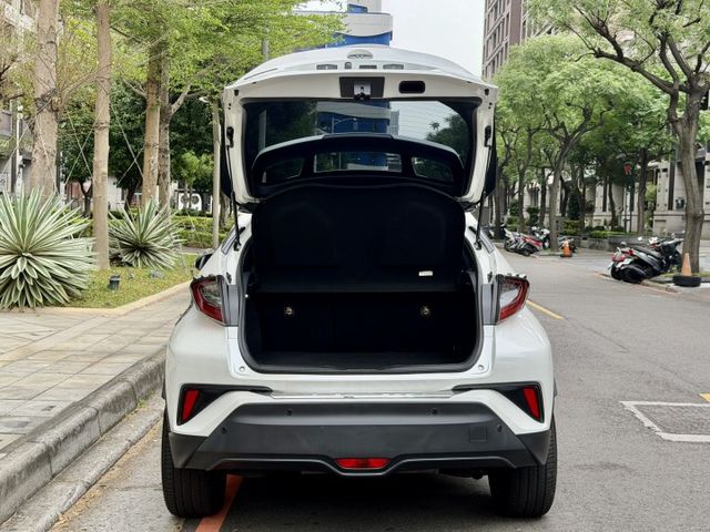 ✓AWD尊爵版 ✓雙前座電熱椅 ✓1.2超低稅金 ✓IKEY免鑰 ✓胎壓監控 ✓斜坡起步輔助 ✓電動座椅  第17張相片