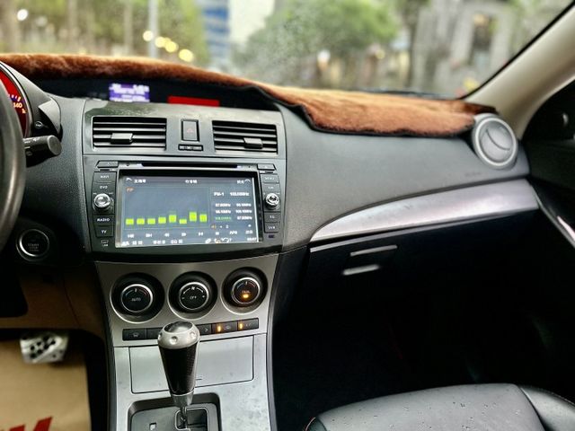 ✓熱門五門馬三 ✓IKEY免鑰啟動 ✓天窗 ✓安卓機 ✓行車記錄器 ✓電動收納後照鏡  第9張相片