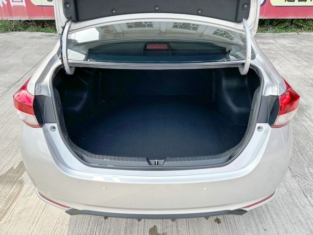 全車原鈑件/Car Play/導航/倒車影像/前雷達/後視鏡方向燈/四條輪胎九成新/YES認證/里程保證  第15張相片