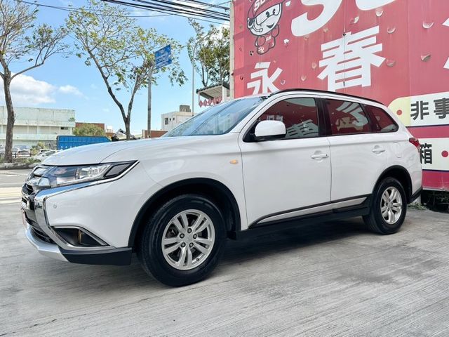 10出廠/4WD/僅跑6萬/全車原鈑件/原廠保養/7安/定速/恆溫空調/前雷達/車側盲點/YES認證/里程保證  第3張相片