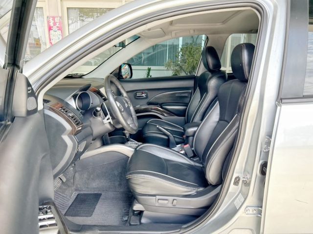 4WD/原廠保養/原鈑件/定速+換檔撥片/影音系統/衛星導航/車側盲點/電動椅/YES認證/里程保證  第5張相片