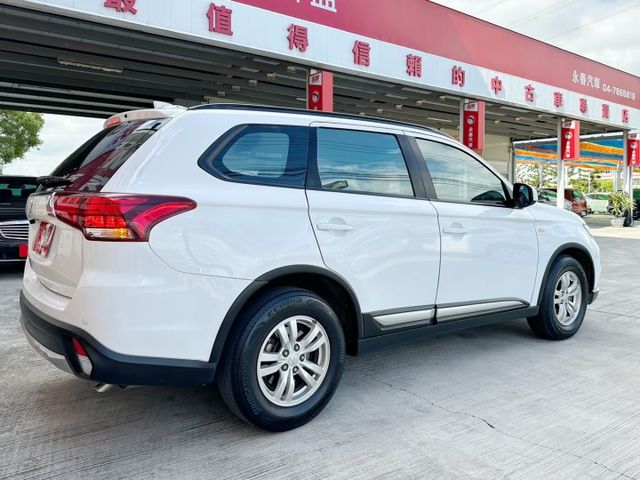 10出廠/4WD/僅跑6萬/全車原鈑件/原廠保養/7安/定速/恆溫空調/前雷達/車側盲點/YES認證/里程保證  第4張相片