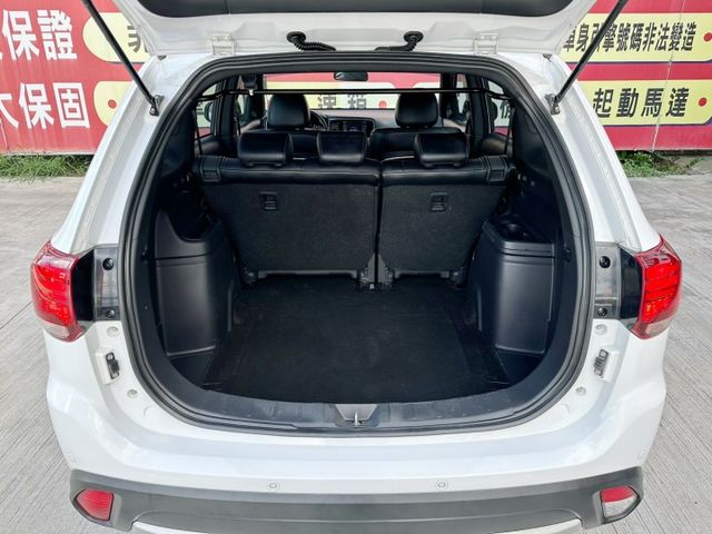 10出廠/4WD/僅跑6萬/全車原鈑件/原廠保養/7安/定速/恆溫空調/前雷達/車側盲點/YES認證/里程保證  第16張相片