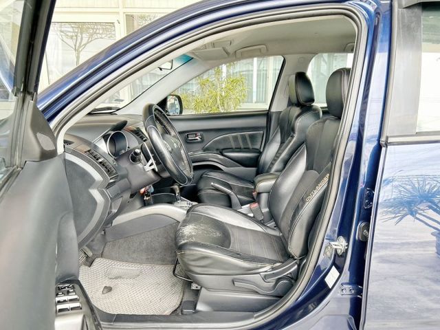 1月出廠/io版/定速+換檔撥片/Apple Carplay/導航/倒車影像/恆溫空調/里程保證/現況看車  第5張相片