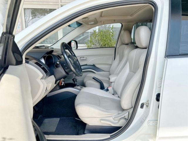 不用殺價就很便宜/影音系統/衛星導航/恆溫空調/天窗/Yes認證/里程保證  第5張相片