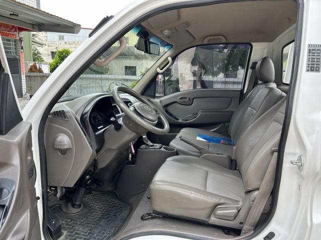 自排/升降尾門/全車原鈑件/只跑六萬/YES認證/附發票/可全貸  第13張相片