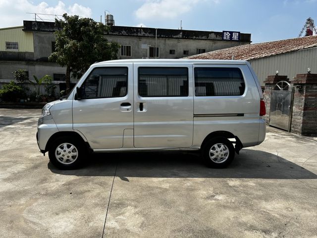 七月出廠/自排/8人座/僅跑五萬公里/全車原鈑件/YES認證/附發票/可全貸  第3張相片