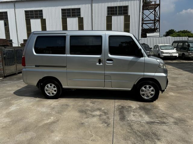 七月出廠/自排/8人座/僅跑五萬公里/全車原鈑件/YES認證/附發票/可全貸  第4張相片