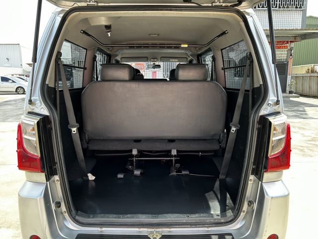 七月出廠/自排/8人座/僅跑五萬公里/全車原鈑件/YES認證/附發票/可全貸  第17張相片