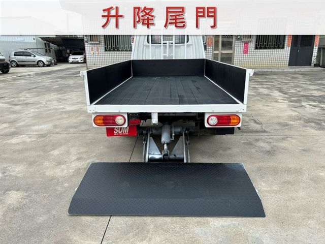 自排/升降尾門/全車原鈑件/只跑六萬/YES認證/附發票/可全貸  第16張相片