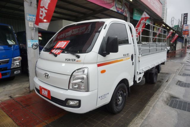 (只跑1萬多.稀有自排.附4尺尾門) 2023年 現代小霸王貨車 / 100%全車原鈑件 / 零頭款.可全額貸款  第1張相片