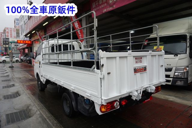 (只跑1萬多.稀有自排.附4尺尾門) 2023年 現代小霸王貨車 / 100%全車原鈑件 / 零頭款.可全額貸款  第5張相片