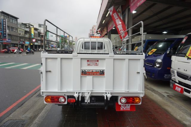 (只跑1萬多.稀有自排.附4尺尾門) 2023年 現代小霸王貨車 / 100%全車原鈑件 / 零頭款.可全額貸款  第6張相片