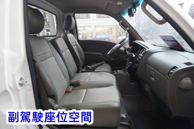 (只跑1萬多.稀有自排.附4尺尾門) 2023年 現代小霸王貨車 / 100%全車原鈑件 / 零頭款.可全額貸款  第12張相片