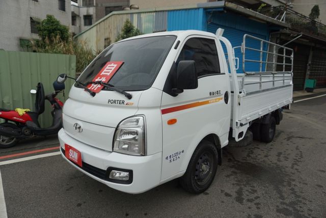 (只跑2萬多.稀有自排.附4尺升降尾門) 2023年 現代小霸王貨車 / 100%全車原鈑件 / 零頭款.可全額貸款  第1張相片