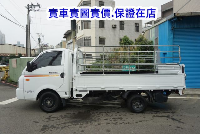 (只跑2萬多.稀有自排.附4尺升降尾門) 2023年 現代小霸王貨車 / 100%全車原鈑件 / 零頭款.可全額貸款  第9張相片