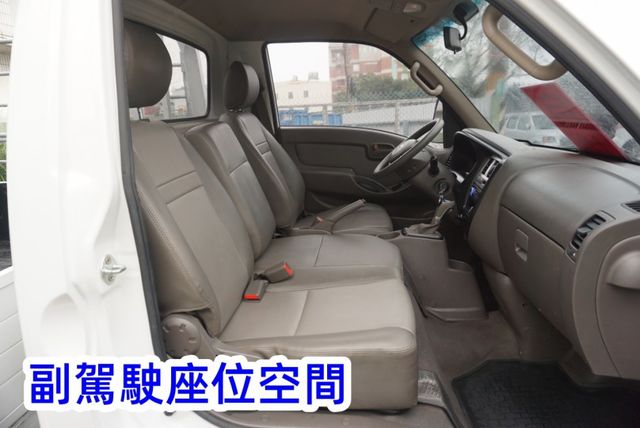 (只跑2萬多.稀有自排.附4尺升降尾門) 2023年 現代小霸王貨車 / 100%全車原鈑件 / 零頭款.可全額貸款  第12張相片