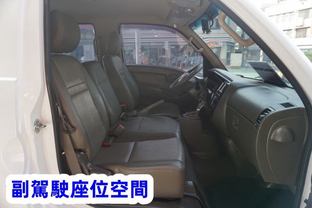 (只跑2萬多.稀有自排.6人座) 2024年 現代小霸王雙廂貨車 / 100%全車原鈑件. 零頭款.可全額貸款  第12張相片