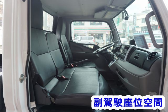(只跑1萬多.稀有自排.附4.5尺尾門) 2023年 堅達14尺貨車 / 100%全車原鈑件. 零頭款.可全額貸款  第12張相片