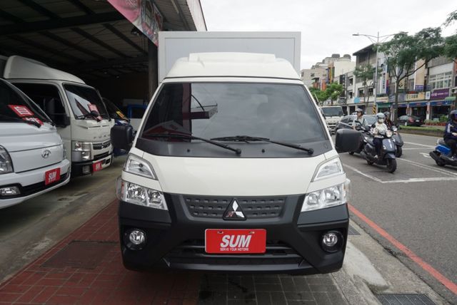 (只跑3萬多) 2021年 得利卡纖維廂 / 100%全車原鈑件/ 車廂門可側開.零頭款.可全額貸款  第3張相片