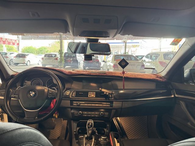 BMW 528i. 2000cc 渦輪高馬力 ,車漂亮到現在陳老闆留著當日常代步車。  第7張相片